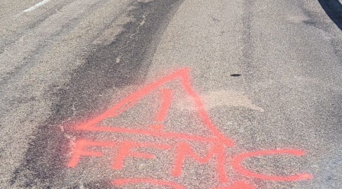 Enduits superficiels et gravillonnage : le piège absolu pour les motards